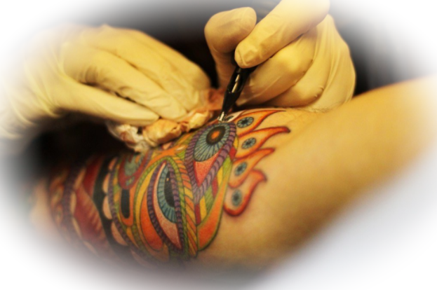 Татуировки: каким рисунком украсить тело, как выбрать мастера