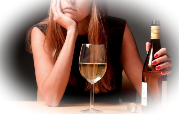 Женский алкоголизм: основные причины, симптомы и возможность лечения