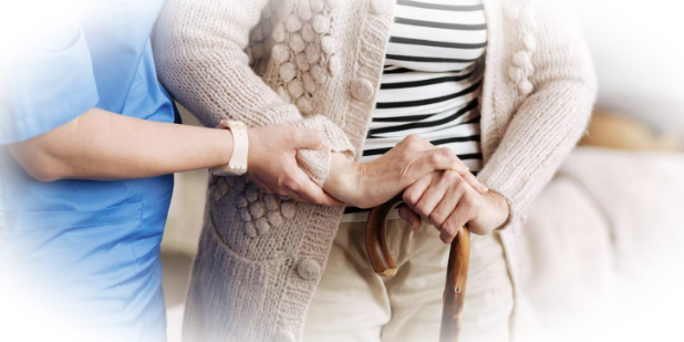 Уход за пожилыми людьми: особенности поиска и найма сиделки