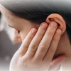 Лето и отиты: как защитить уши на отдыхе