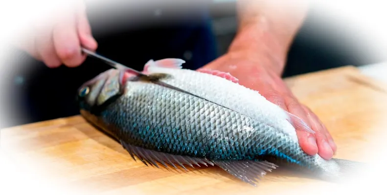 филейный нож в работе