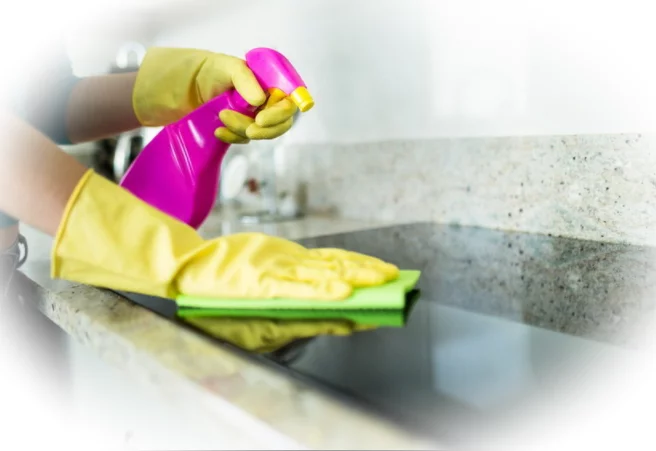 Очистка керамических поверхностей во время вспышки Covid-19. Ванные комнаты, кухни и полы без вирусов